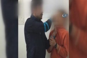 Market zincirinde dehşet! Bı&ccedil;ağı &ccedil;ocuğun boğazına dayadı