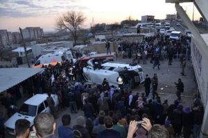 TIR ile minib&uuml;s &ccedil;arpıştı: 1 &ouml;l&uuml;, 14 yaralı