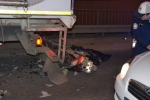Tıra &ccedil;arpan motosikletli &ouml;ld&uuml;