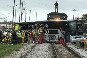Tren otob&uuml;se &ccedil;arptı: En az 3 &ouml;l&uuml;
