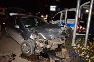 Otomobil, polis aracına &ccedil;arptı: 3 yaralı