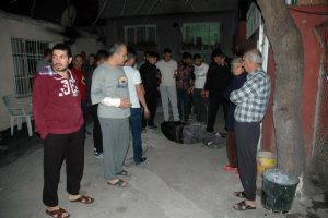 Hırsızı &ouml;nce d&ouml;vd&uuml;ler, sonra polise teslim ettiler