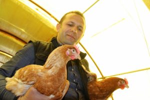 &Ouml;d&uuml;n&ccedil; aldığı 1 horoz, 2 tavuk hayatını değiştirdi