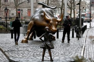 Wall Street'in bronz boğasına karşı "korkusuz kız"