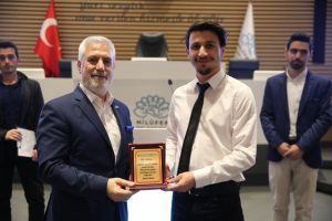 Bozbey, Bursa'da "D&uuml;nyamla Tanış" projesine katılan gen&ccedil;lerle buluştu