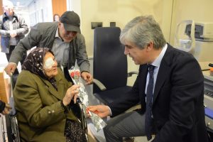 Bursalı Emine Nine 84 yaşında g&ouml;rmeye başladı