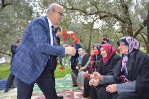 Bursa'nın İznik Belediye Başkanı Sargın'dan kadınlara zeytin tarlasında &ccedil;i&ccedil;ek