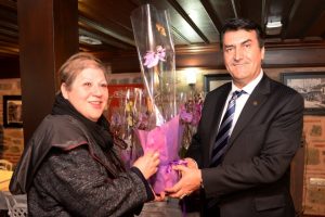 D&uuml;ndar'dan Bursa Osmangazili kadınlara jest