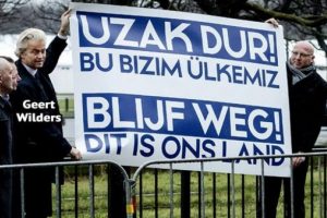 Irk&ccedil;ı lider Wilders'den k&uuml;stah pankart!