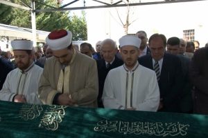 Şenes Erzik'in ağabeyi son yolculuğuna uğurlandı