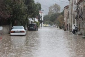Aşırı yağış İzmir'i etkisi altına aldı