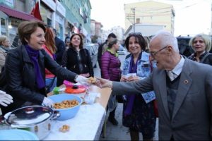CHP'li kadınlar 'Hayır' lokması dağıttı