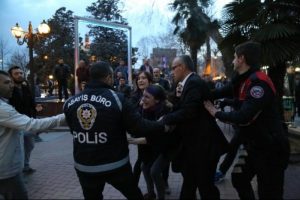 Y&uuml;r&uuml;mek isteyen kadınlar g&ouml;zaltına alındı