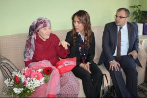 30 yaşındaki kadın 3 engelli kardeşine annelik yapıyor