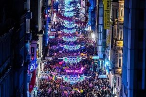 On binlerce kadın İstiklal Caddesi'nde y&uuml;r&uuml;d&uuml;