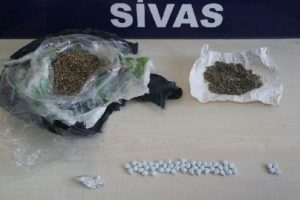 Sivas'ta 109 gram bonzai ve 49 ecstasy hap ele ge&ccedil;ti