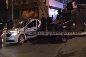 İstanbul Ataşehir'de polis aracına ateş a&ccedil;ıldı