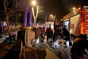 İstanbul'da otomobil duvara &ccedil;arptı: 5 yaralı
