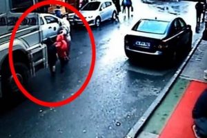 Babaanne ve iki torunu, hafriyat kamyonunun altında kaldı