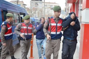 Bursa'da yakalanan tarihi İncil ka&ccedil;ak&ccedil;ıları adliyeye sevk edildi