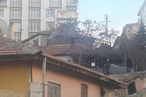 Polisten ka&ccedil;ıp &ccedil;atıya &ccedil;ıktı, 4 saatte ikna edildi