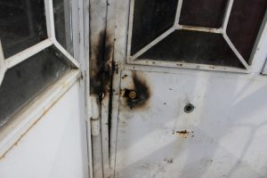 Hırsızlar girdikleri tamirhanenin kapısını kapatmayı unutmadı