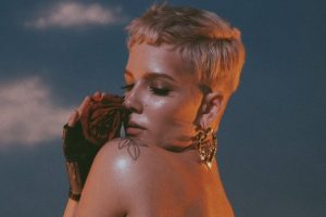 Halsey yeni alb&uuml;m i&ccedil;in soyundu