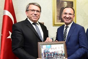 Bozdağ'a sınıf arkadaşından s&uuml;rpriz hediye