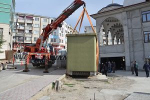Bursa'da 27 tonluk trafo s&ouml;k&uuml;l&uuml;p Umurbey'e nakledildi