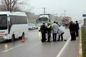 Karşıya ge&ccedil;meye &ccedil;alışan kadın otomobilin altında can verdi