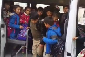 17 kişilik servisten 48 &ouml;ğrenci &ccedil;ıktı
