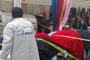 Pazar yerinin ortasında ağabey kardeşe kurşun yağdırdılar
