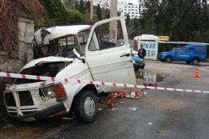 Kamyonet istinat duvarına &ccedil;arptı: 2 &ouml;l&uuml;
