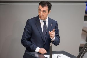Şimdi de Erdoğan karşıtı TV kurmak istiyor