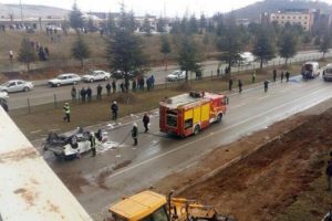 Viyad&uuml;kte kamyonet &ccedil;arptı, d&uuml;şt&uuml;ğ&uuml; yolda otomobil ezdi