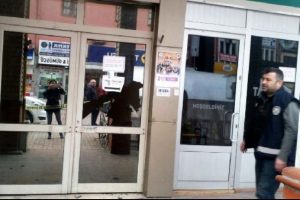 İşten &ccedil;ıkarılınca belediyeye silahla saldırdı