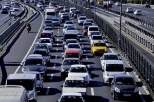 MOBESE'ye yakalanmamak i&ccedil;in plakalarına &ccedil;ivi &ccedil;akıyorlarmış