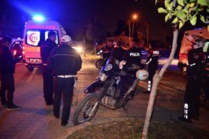 Dur ihtarına uymadı polislere &ccedil;arptı!