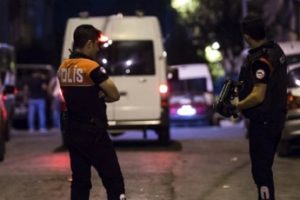 Bek&ccedil;inin aracına yerleştirilen bomba patlatıldı: 1 yaralı