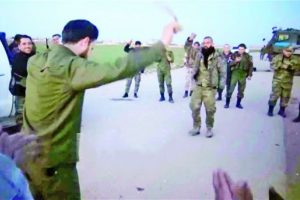 Rus askerleri PKK'lılarla halay &ccedil;ekti