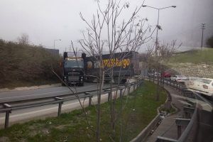 Bursa'da TIR yoldan &ccedil;ıktı trafik kilitledi!