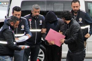 &Ouml;nce boğazını kesmiş sonra kalbinden bı&ccedil;aklamış