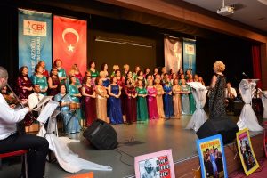Bursa'da Nil&uuml;fer Kadın Korosu "Kır &Ccedil;i&ccedil;ekleri" i&ccedil;in sahnedeydi