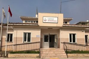 Sağlık ocağı bah&ccedil;esinde doğum yaptı