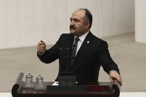 "Fitne &ccedil;ıkarmaya &ccedil;alışanların tahriklerine kapılmamak gerekir"