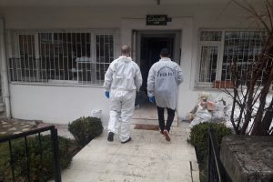 20 g&uuml;nd&uuml;r kayıptı, evinin &ccedil;atısında &ouml;l&uuml; buludu