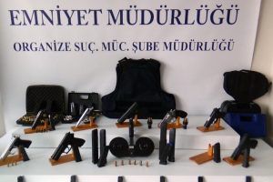İstanbul'da silah ka&ccedil;ak&ccedil;ılığı şebekesi &ccedil;&ouml;kertildi: 5 g&ouml;zaltı