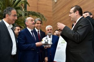 Bakan M&uuml;ezzinoğlu mini bilgisayarı inceledi