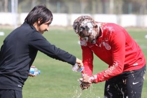 Eto'o'yu kızdıran doğum g&uuml;n&uuml; kutlaması