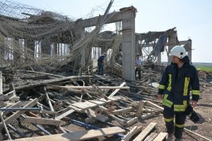 Beton d&ouml;k&uuml;l&uuml;rken kalıplar &ccedil;&ouml;kt&uuml;: 3 iş&ccedil;i yaralı